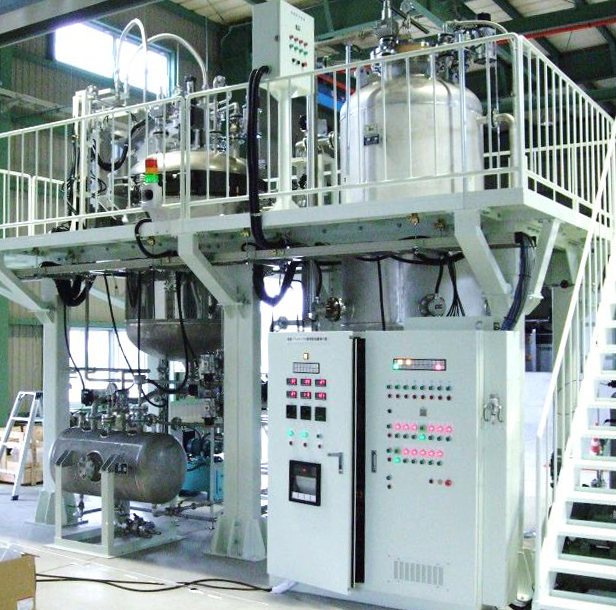 AKICOが設計・製作した廃プラスチック分解設備。加熱槽・分解槽 各2,500L