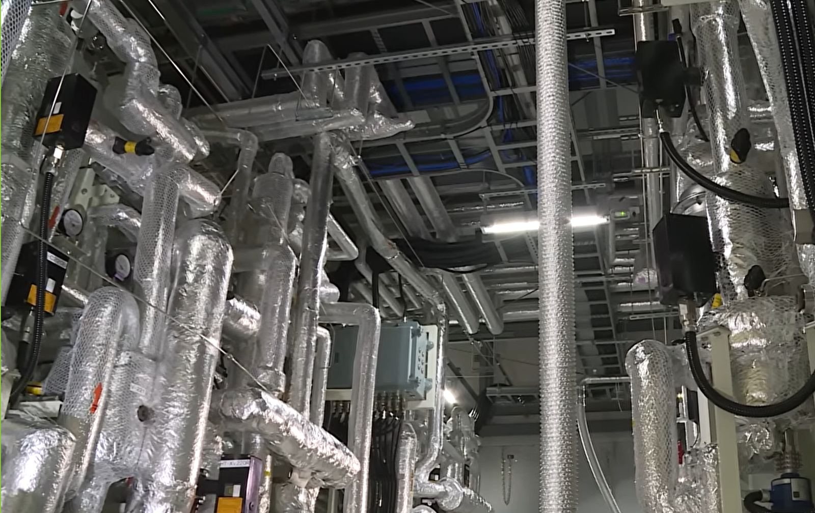 AKICOが設計・製作したCO2原料のプラスチック生産パイロットプラント（2023年納入）の配管・保温施工